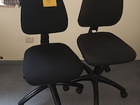 Lot 97 - bureaustoel. 2 stuks - afbeelding 1 van  2