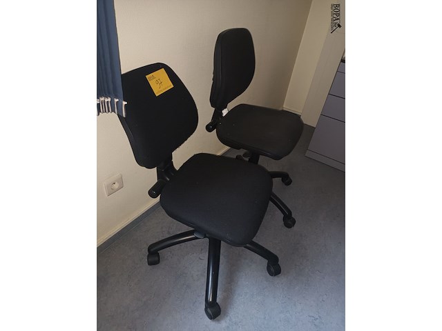 Lot 97 - bureaustoel. 2 stuks - afbeelding 2 van  2