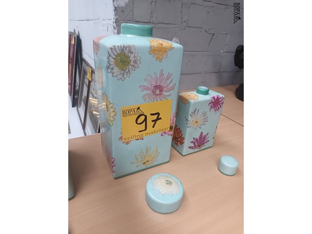 Lot 97 - dekselvazen. 3 stuks - afbeelding 3 van  6