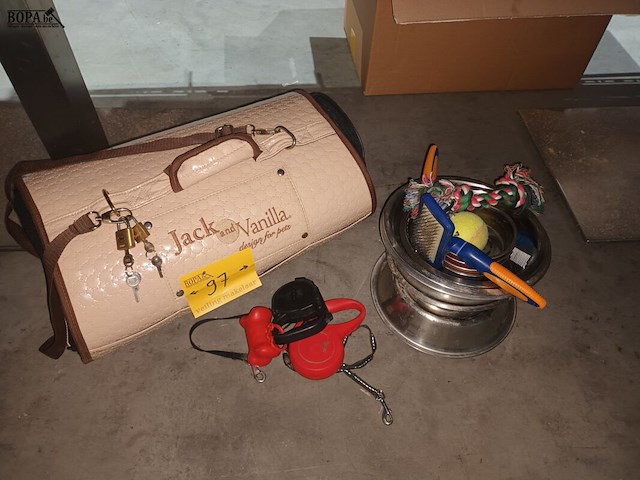 Lot 97 - dierenbenodigdheden - afbeelding 1 van  3