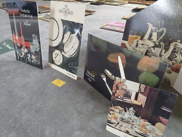 Lot 97 - diverse displaypanelen op staander luxemerken - afbeelding 1 van  5