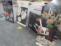 Lot 97 - diverse displaypanelen op staander luxemerken - afbeelding 1 van  5