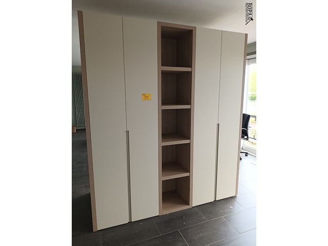 Lot 97 - dubbelzijdige kast - afbeelding 1 van  5