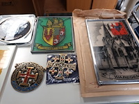 Lot 97 - erkenningstekens en raamdecoratie - afbeelding 2 van  4