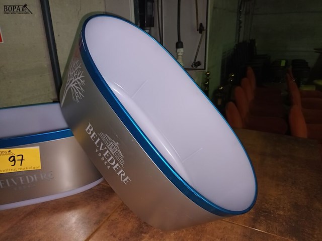 Lot 97 - flessenkoeler voor belvedère vodka. 2 stuks - afbeelding 2 van  4