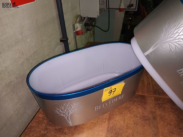 Lot 97 - flessenkoeler voor belvedère vodka. 2 stuks - afbeelding 3 van  4