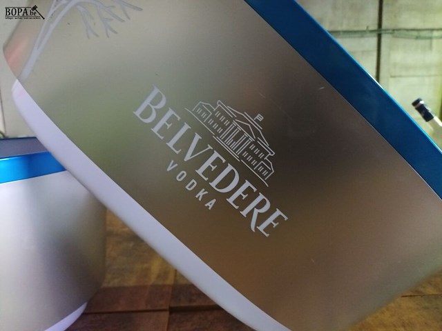 Lot 97 - flessenkoeler voor belvedère vodka. 2 stuks - afbeelding 4 van  4