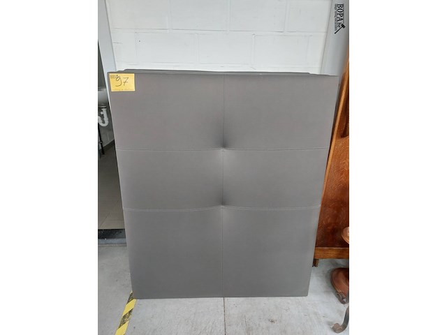 Lot 97 - hoofdbord boxspring - afbeelding 1 van  2
