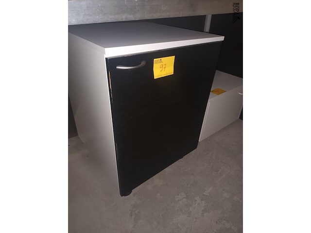 Lot 97 - kastje met deur - afbeelding 1 van  3