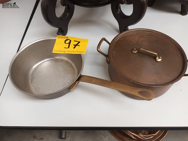 Lot 97 - koperen steelpan en kookpot - afbeelding 1 van  4