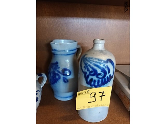 Lot 97 - kreulse kannen. 3 stuks - afbeelding 3 van  3