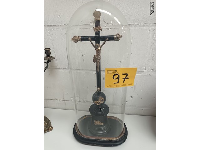 Lot 97 - kruisbeeld onder globe - afbeelding 1 van  3