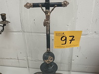 Lot 97 - kruisbeeld onder globe - afbeelding 1 van  3