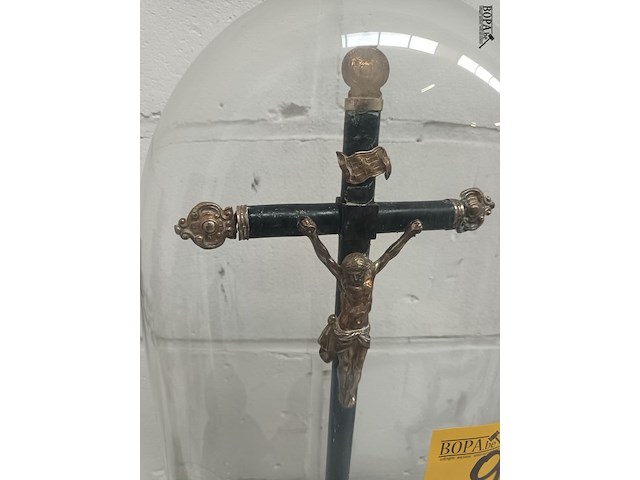 Lot 97 - kruisbeeld onder globe - afbeelding 2 van  3