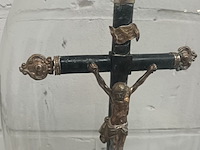 Lot 97 - kruisbeeld onder globe - afbeelding 2 van  3