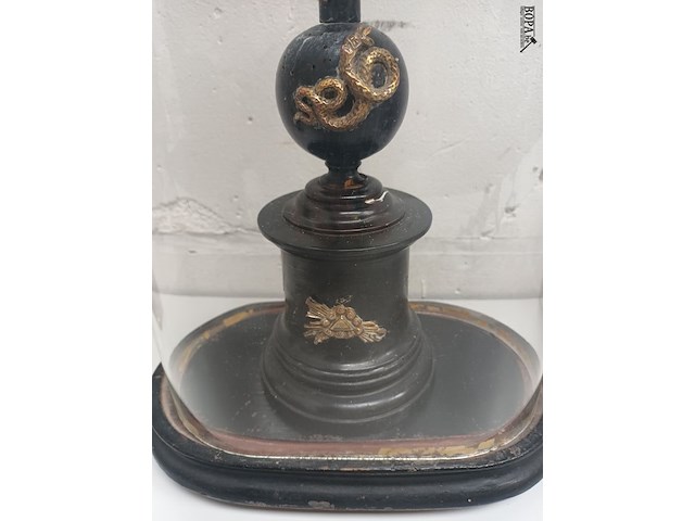 Lot 97 - kruisbeeld onder globe - afbeelding 3 van  3