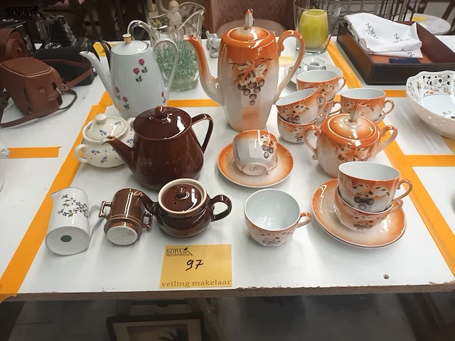 Lot 97 - lot divers servies - afbeelding 1 van  8