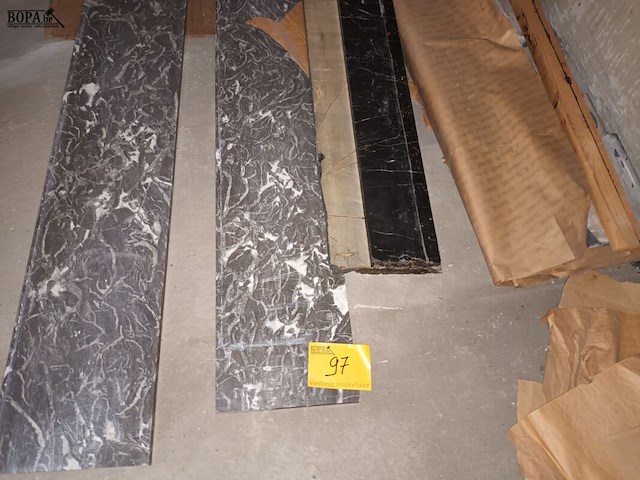 Lot 97 - lot marmeren tabletten - afbeelding 1 van  4