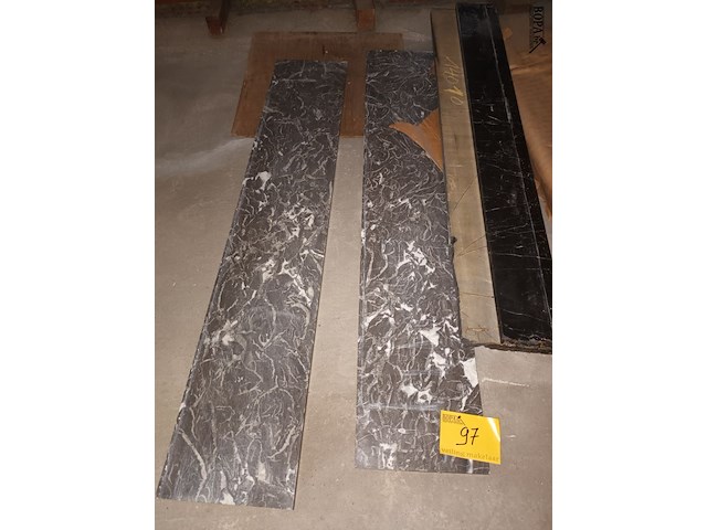 Lot 97 - lot marmeren tabletten - afbeelding 2 van  4