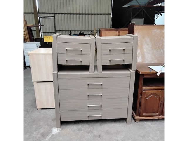 Lot 97 - modern slaapkamermeubilair: ladekast en 2 nachttafels - afbeelding 1 van  4