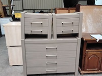 Lot 97 - modern slaapkamermeubilair: ladekast en 2 nachttafels - afbeelding 1 van  4