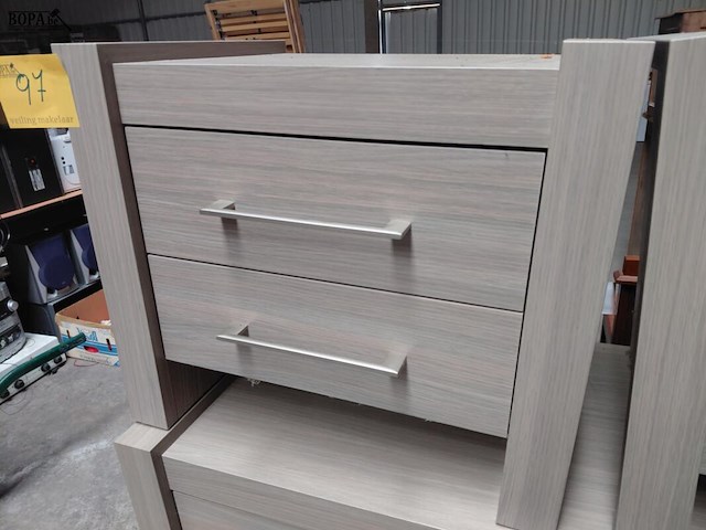 Lot 97 - modern slaapkamermeubilair: ladekast en 2 nachttafels - afbeelding 2 van  4