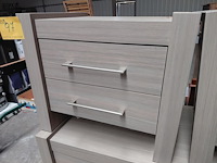 Lot 97 - modern slaapkamermeubilair: ladekast en 2 nachttafels - afbeelding 2 van  4