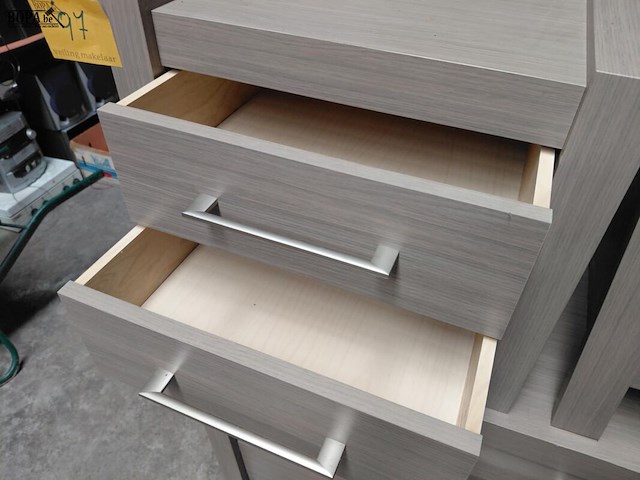 Lot 97 - modern slaapkamermeubilair: ladekast en 2 nachttafels - afbeelding 3 van  4