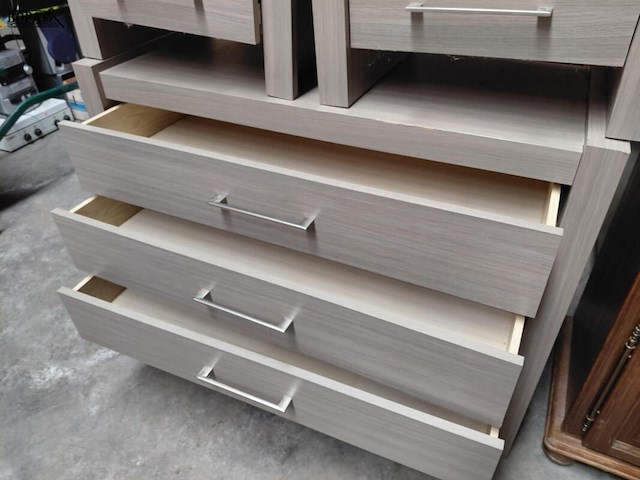 Lot 97 - modern slaapkamermeubilair: ladekast en 2 nachttafels - afbeelding 4 van  4