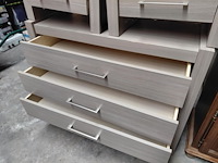 Lot 97 - modern slaapkamermeubilair: ladekast en 2 nachttafels - afbeelding 4 van  4