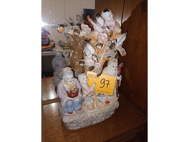 Lot 97 - oosters beeld in porselein - afbeelding 1 van  5