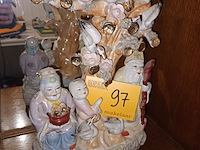 Lot 97 - oosters beeld in porselein - afbeelding 1 van  5