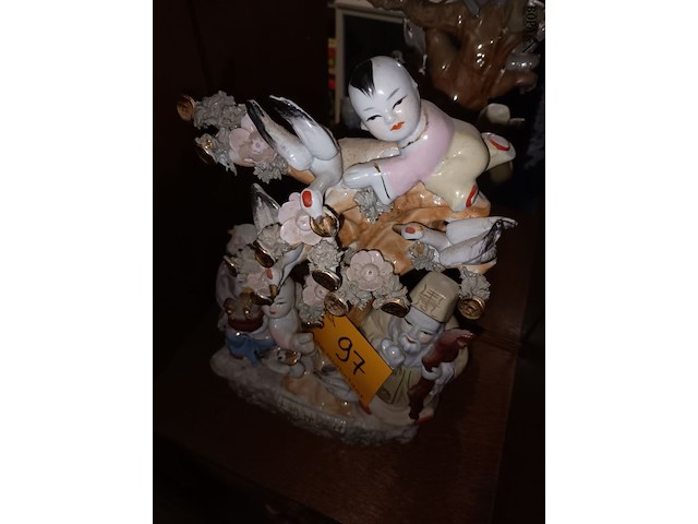 Lot 97 - oosters beeld in porselein - afbeelding 2 van  5