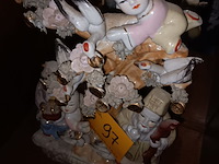 Lot 97 - oosters beeld in porselein - afbeelding 2 van  5