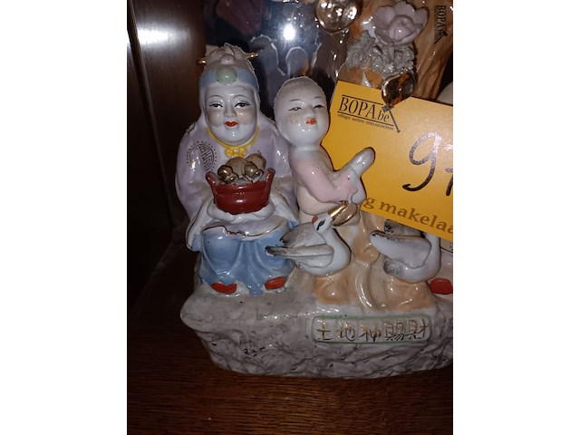 Lot 97 - oosters beeld in porselein - afbeelding 3 van  5