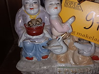 Lot 97 - oosters beeld in porselein - afbeelding 3 van  5