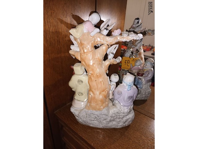 Lot 97 - oosters beeld in porselein - afbeelding 4 van  5