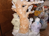 Lot 97 - oosters beeld in porselein - afbeelding 4 van  5