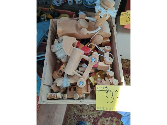 Lot 97 - oud houten speelgoed oa. trekpaard, auto, treintjes,… - afbeelding 1 van  2