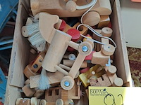 Lot 97 - oud houten speelgoed oa. trekpaard, auto, treintjes,… - afbeelding 1 van  2
