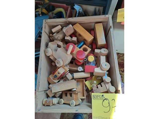 Lot 97 - oud houten speelgoed oa. trekpaard, auto, treintjes,… - afbeelding 2 van  2