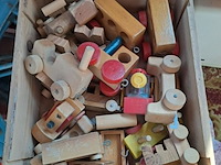Lot 97 - oud houten speelgoed oa. trekpaard, auto, treintjes,… - afbeelding 2 van  2