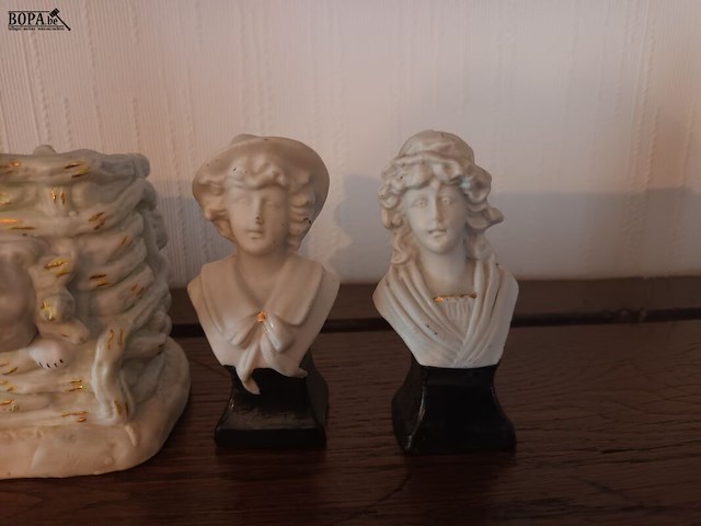 Lot 97 - porselein beeldjes. 6 stuks - afbeelding 4 van  5