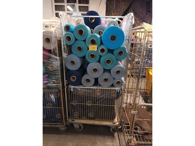 Lot 97 - rolcontainer met bobijnen garen - afbeelding 1 van  4