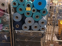 Lot 97 - rolcontainer met bobijnen garen - afbeelding 1 van  4