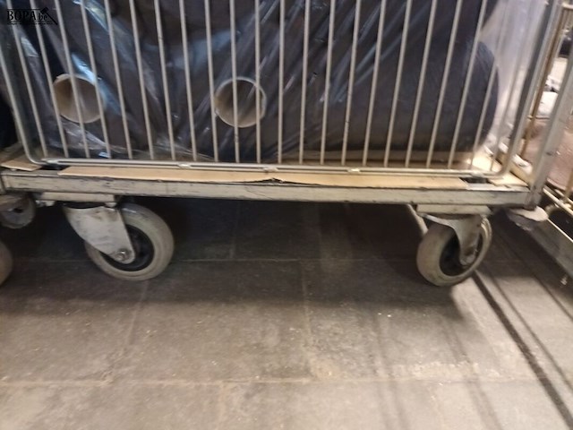 Lot 97 - rolcontainer met bobijnen garen - afbeelding 2 van  4