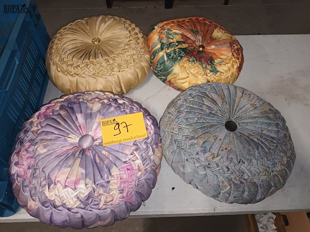 Lot 97 - ronde sierkussens. 4 stuks - afbeelding 1 van  4