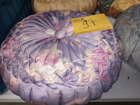 Lot 97 - ronde sierkussens. 4 stuks - afbeelding 2 van  4