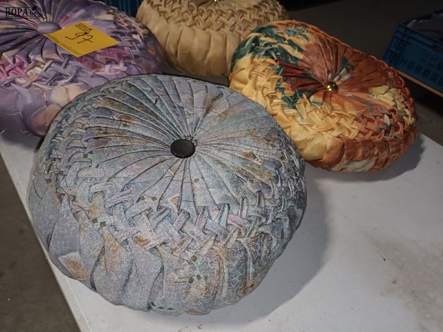 Lot 97 - ronde sierkussens. 4 stuks - afbeelding 3 van  4