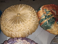 Lot 97 - ronde sierkussens. 4 stuks - afbeelding 4 van  4